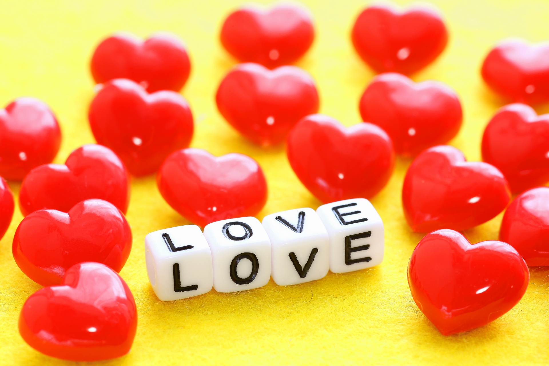 赤いハートとLOVEの文字が並ぶブロック。キスしたい・してほしい気持ちを考えるイメージ